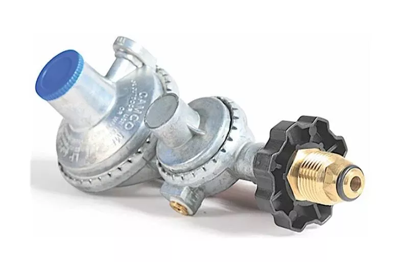 Camco Fixed Two Stage Horizontal LP Gas Regulator with POL Valve (1/4" Inlet x 3/8" FNPT Outlet) 160,000 BTU• 59333